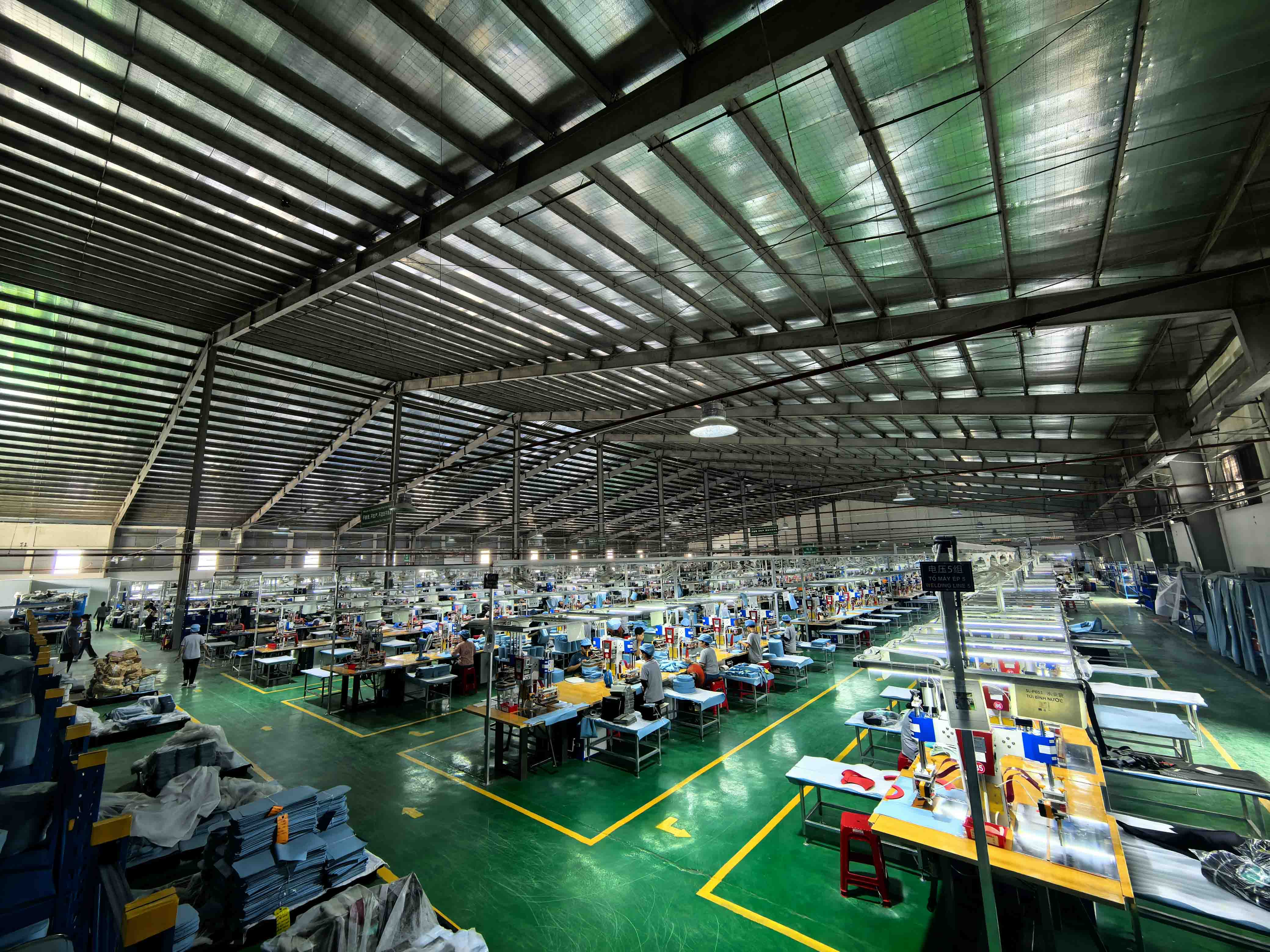 Soldadura por RF versus costura: ¿Qué método de fabricación crea equipos verdaderamente impermeables?