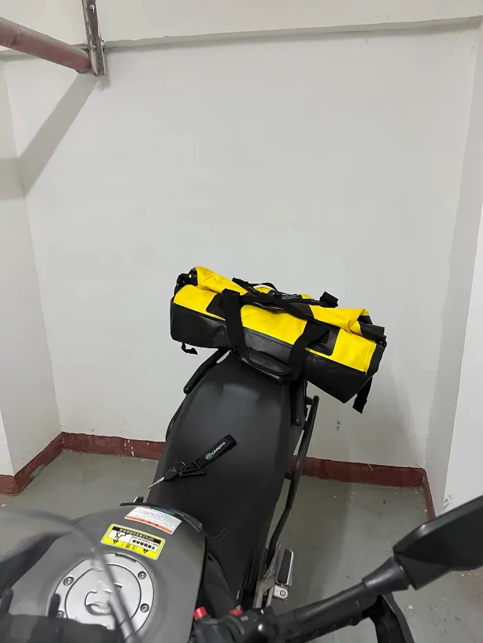Cómo llevar equipaje en una motocicleta sin portaequipajes