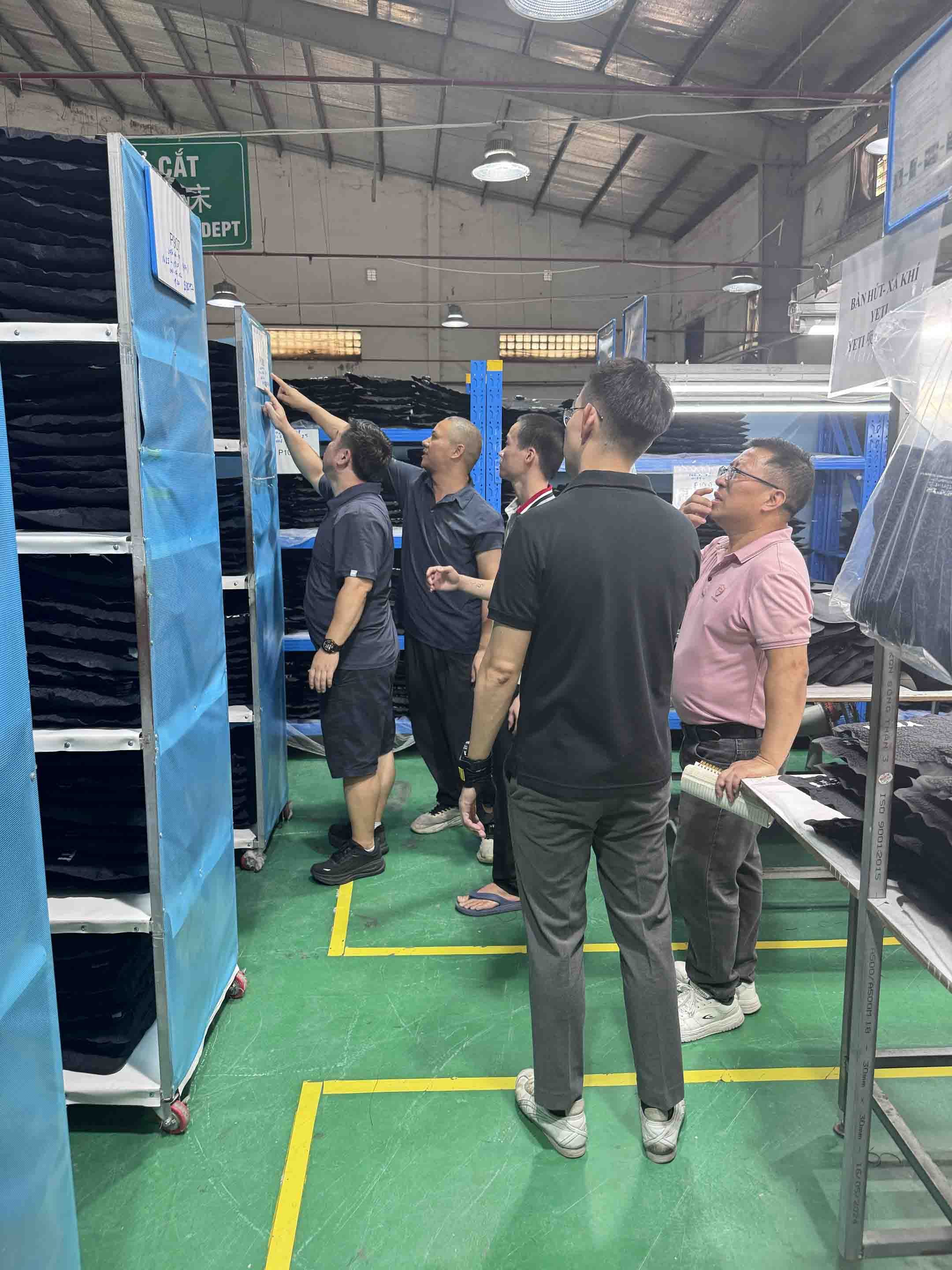 YETI visita las instalaciones de Sealock en Vietnam para revisar la producción de bolsas refrigeradoras blandas