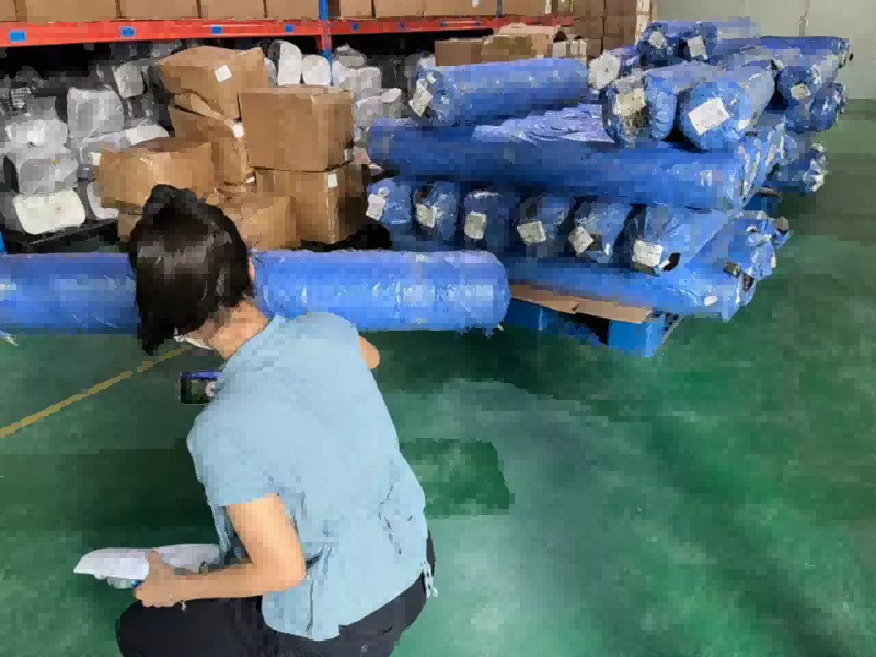 Un cliente observa el llenado del contenedor: carga supervisada en las instalaciones de Sealock en Vietnam